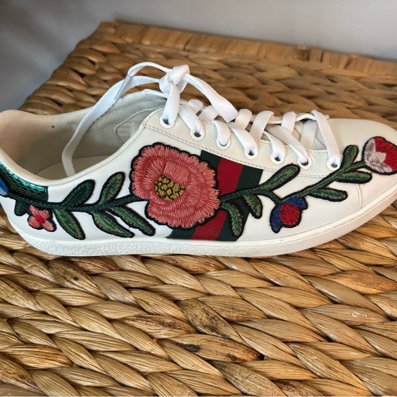 Gucci Women's White Sneakers with Red Floral Embroidery - Picture 15 of 16